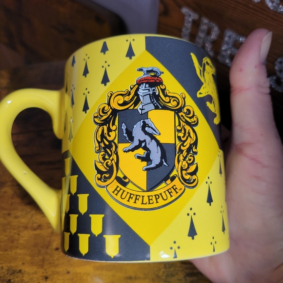 Harry Potter Hufflepuff House crest ceramic Yellow and Black Mug - Picture 3 of 9